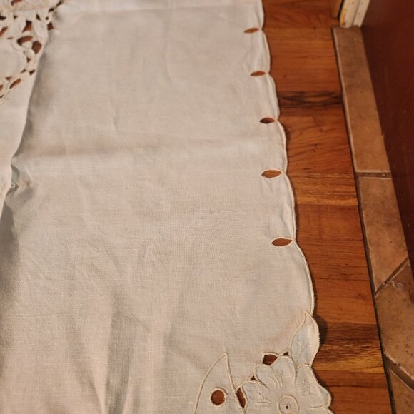 Victorian Cutwork Embroidered Butterfly & Floral Tablecloth 80"x 104" - Picture 7 of 8